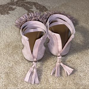 These are girl shoes the size is a 7 and the shoes are from justice.